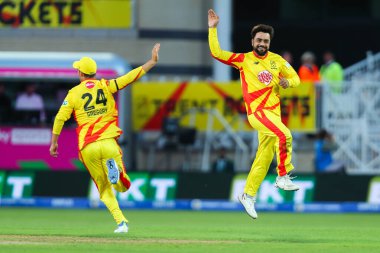 Trent Rockets takımından İmad Wasim, Trent Rockets 'in Londra Spirit' e karşı Trent Bridge, Nottingham, İngiltere 'de 7 Ağustos 2024' te oynadığı 100 maçında Londra Spirit takımından Keaton Jennings 'in görevden alınmasını kutluyor.