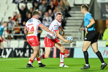 St. Helens takımından Joe Batchelor, Betfred Süper Lig 21. Raundu 'nda St. Helens' e karşı Salford Red Devils 'in 8 Ağustos 2024' te St.Helens Stadyumu 'nda oynanan karşılaşmasını 14-10 St. Helens maçında kutluyor.