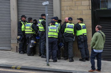 Protestocular, 8 Ağustos 2024 'te Barnsley, İngiltere' de düzenlenen ırkçılık karşıtı protesto sırasında polis tarafından gözaltına alındı.