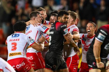 St. Helens takımından Moses Mbye, Betfred Süper Lig 21. Raundu 'nu kazanmak için attığı golü 8 Ağustos 2024' te St Helens-Salford Red Devils maçında kutluyor.