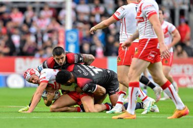 St. Helens 'den Harry Robertson, 21. Betfred Süper Lig Turu' nda yere serildi. St Helens - Salford Red Devils maçı. Tam Wicked Stadyumu, St Helens, İngiltere.