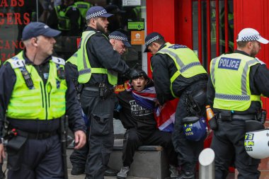 Protestocular, 8 Ağustos 2024 'te Barnsley, İngiltere' de düzenlenen ırkçılık karşıtı protesto sırasında polis tarafından gözaltına alındı.