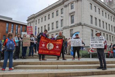 Irkçılık karşıtı protestocular 8 Ağustos 2024 'te Barnsley, İngiltere' deki bir ırkçılık karşıtı protesto sırasında geldiler.