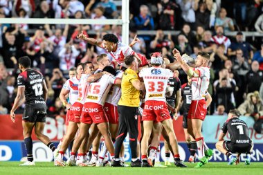 St Helens, St. Helens 'den Moses Mbye' i Betfred Süper Lig 21. Turu 'nda 17-16 St Helens' e karşı Salford Red Devils 'in 8 Ağustos 2024' te St.Helens Stadyumu 'nda oynadığı karşılaşmada golü atarak kutluyor.