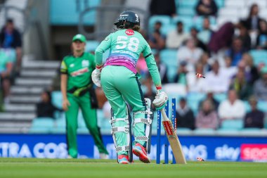 Oval Invincibles takımından Lauren Winfield-Hill, 8 Ağustos 2024 'te Kia Oval, Londra, Birleşik Krallık' ta oynanan Yüz Yenilmez Oval Kadınlar - Güneyli Cesur Kadınlar maçında top kaleye çarpmadan önce çizgiye ulaştı.