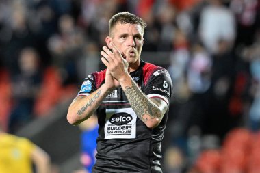 Salford Red Devils takımından Marc Sneyd, Betfred Süper Lig 21. Raundu 'nda taraftarlarını alkışlıyor. St Helens - Salford Red Devils maçı.