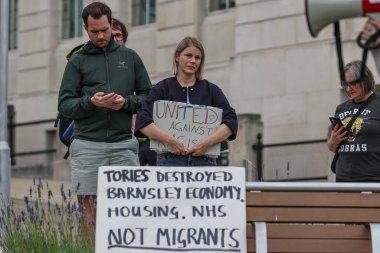 Irkçılık karşıtı protestocular 8 Ağustos 2024 'te Barnsley, İngiltere' deki bir ırkçılık karşıtı protesto sırasında geldiler.