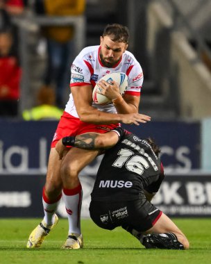 St. Helens takımından Alex Walmsley, Salford Red Devils 'in Joe Shorrocks ile oynadığı Betfred Süper Lig 21. Raundda St Helens - Salford Red Devils maçında, St Helens - Wicked Stadyumu, St Helens, Birleşik Krallık, 8 Ağustos 2024