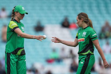 Lauren Bell, Güney Brave of Southern Brave 'den Lauren Cheatle, 8 Ağustos 2024' te Kia Oval, Londra, Birleşik Krallık 'ta oynanan Yüz Yenilmez Oval Kadınlar - Güneyli Cesur Kadınlar maçında topu Lauren Cheatle için hazırlıyor.