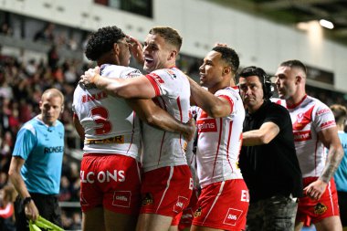 St. Helens takımından Waqa Blake, Betfred Süper Lig 21. Turu 'nda St Helens' e karşı Salford Red Devils maçında 8-4 St. Helens 'i 8 Ağustos 2024' te St.Helens Stadyumu 'nda yenme çabasını kutluyor.