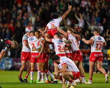 St. Helens takımından Moses Mbye, Betfred Süper Lig 21. Raundu 'nu kazanmak için attığı golü 8 Ağustos 2024' te St Helens-Salford Red Devils maçında kutluyor.