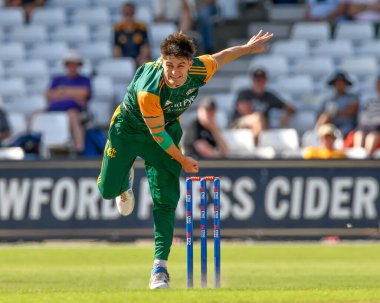 Nottingham Haydutları 'nın Rob Lord' u, İngiltere 'nin Nottingham şehrinde oynanan 1 günlük B Grubu maçı sırasında Nottinghamshire - Gloucestershire maçı sırasında bowling oynuyordu.