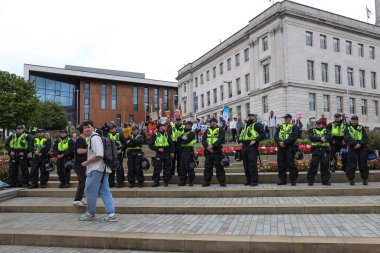 8 Ağustos 2024 'te Barnsley, Birleşik Krallık' ta ırkçılık karşıtı bir protesto sırasında polis, ırkçılık karşıtı protestocuların önünde sıraya girdi.