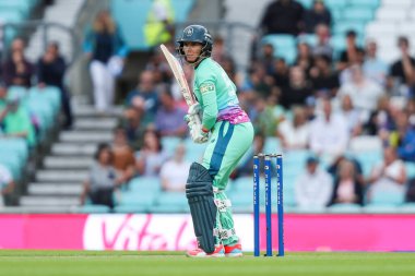 Oval Invincibles 'dan Lauren Winfield-Hill, 8 Ağustos 2024' te Kia Oval, Londra 'da oynanan Yüz Yenilmez Oval Kadınlar ve Güneyli Cesur Kadınlar maçına bakıyor.