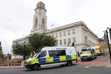 8 Ağustos 2024 'te Barnsley, Birleşik Krallık' ta bir ırkçılık karşıtı protesto sırasında polis geldi.