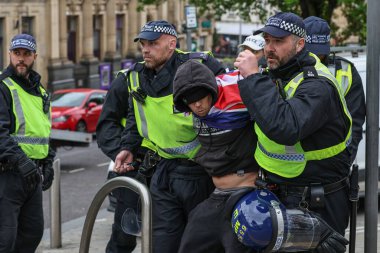 Protestocular, 8 Ağustos 2024 'te Barnsley, İngiltere' de düzenlenen ırkçılık karşıtı protesto sırasında polis tarafından gözaltına alındı.