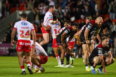 St. Helens takımından Moses Mbye, Betfred Süper Lig 21. Raundu 'nu kazanmak için attığı golü 8 Ağustos 2024' te St Helens-Salford Red Devils maçında kutluyor.