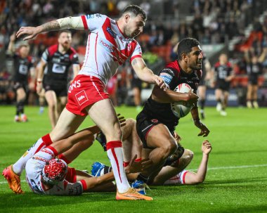 Salford Red Devils takımından Nene Macdonald, Betfred Süper Lig 21. Raundda St Helens - Salford Red Devils karşılaşmasını 8 Ağustos 2024 'te St Helens, St Helens, İngiltere' de kutluyor.