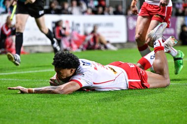 St. Helens takımından Waqa Blake, Betfred Süper Lig 21. Raundu 'nda St. Helens' a karşı Salford Red Devils maçında 8-4 St. Helens 'a karşı 8 Ağustos 2024' te St.Helens, İngiltere 'de mücadele ediyor.
