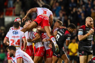 St. Helens takımından Moses Mbye, Betfred Süper Lig 21. Raundu 'nu kazanmak için attığı golü 8 Ağustos 2024' te St Helens-Salford Red Devils maçında kutluyor.