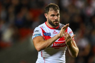 St. Helens 'ten Alex Walmsley, 21. Betfred Süper Lig Turu' nda taraftarları St Helens - Salford Red Devils maçında All Wicked Stadyumu 'nda alkışlıyor.