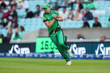 Oval Invincibles takımından Alice Capsey, 8 Ağustos 2024 'te Kia Oval, Londra, Birleşik Krallık' ta oynanan Yüz Yenilmez Oval Kadınlar - Güneyli Cesur Kadınlar maçında Güney Kahramanı Freya Kemp tarafından yakalandı.