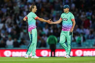Oval Invincibles 'dan Tom ve Sam Curran, 8 Ağustos 2024' te Kia Oval, Londra 'da oynanan Yüz Yenilmez Oval Güneye Karşı maçında tepki verdiler.