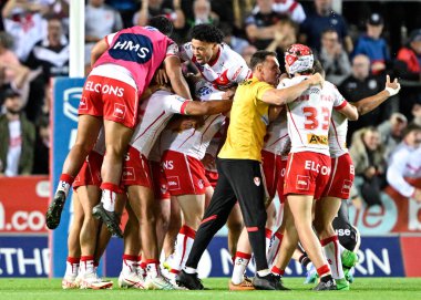 St Helens, St. Helens 'den Moses Mbye' i Betfred Süper Lig 21. Turu 'nda 17-16 St Helens' e karşı Salford Red Devils 'in 8 Ağustos 2024' te St.Helens Stadyumu 'nda oynadığı karşılaşmada golü atarak kutluyor.