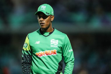 Güney Brave 'den Akeal Hosein, 8 Ağustos 2024' te Kia Oval, Londra 'da oynanan 100 maçta Oval Invincibles ve Southern Brave maçına bakıyor.