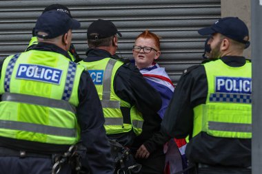 8 Ağustos 2024 'te Barnsley, İngiltere' de düzenlenen ırkçılık karşıtı protesto sırasında polis kontrol protestocuları