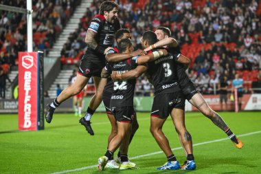 Salford Red Devils takımından Nene Macdonald, Betfred Süper Lig 21. Raundda St Helens - Salford Red Devils karşılaşmasını 8 Ağustos 2024 'te St Helens, St Helens, İngiltere' de kutluyor.