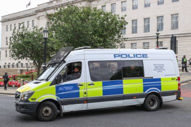 8 Ağustos 2024 'te Barnsley, Birleşik Krallık' ta bir ırkçılık karşıtı protesto sırasında polis geldi.