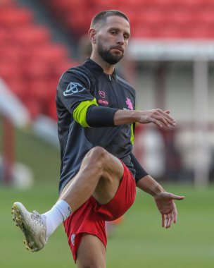 Barnsley 'li Conor Hourihane, 9 Ağustos 2024' te İngiltere 'nin Oakwell kentinde oynanan Sky Bet 1 maçında maç öncesi ısınma maçında Barnsley' e karşı Mansfield Town