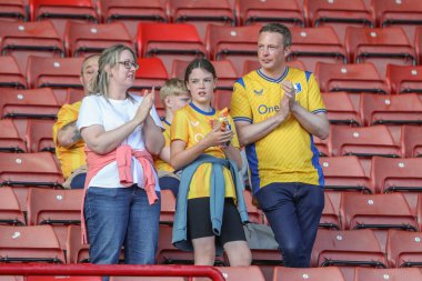 Mansfield taraftarları, 9 Ağustos 2024 'te İngiltere' nin Oakwell kentinde oynanan Sky Bet 1 karşılaşmasında takımlarını alkışlıyorlar.