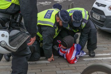 Protestocular, 8 Ağustos 2024 'te Barnsley, İngiltere' de düzenlenen ırkçılık karşıtı protesto sırasında polis tarafından gözaltına alındı.