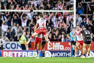 St Helens, St. Helens 'den Moses Mbye' i Betfred Süper Lig 21. Turu 'nda 17-16 St Helens' e karşı Salford Red Devils 'in 8 Ağustos 2024' te St.Helens Stadyumu 'nda oynadığı karşılaşmada golü atarak kutluyor.