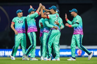 Oval Invincibles takımından Spencer Johnson, Güney Brave 'li Laurie Evans' ın 8 Ağustos 2024 'te Kia Oval, Londra' da oynanan Yüz Yenilmez Oval Güneyin Cesareti maçında görevden alınmasını takım arkadaşlarıyla kutluyor.