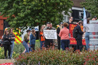 Irkçılık karşıtı protestocular 8 Ağustos 2024 'te Barnsley, İngiltere' deki bir ırkçılık karşıtı protesto sırasında geldiler.