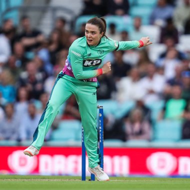 Mady Villiers of Oval Invincibles 100 maçında Oval Invincible Women, Kia Oval, Londra 'da Güney Cesur Kadınlara karşı, 8 Ağustos 2024