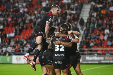 Salford Red Devils takımından Nene Macdonald, Betfred Süper Lig 21. Raundda St Helens - Salford Red Devils karşılaşmasını 8 Ağustos 2024 'te St Helens, St Helens, İngiltere' de kutluyor.