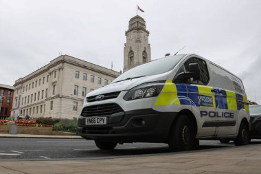 8 Ağustos 2024 'te Barnsley, Birleşik Krallık' ta bir ırkçılık karşıtı protesto sırasında polis geldi.
