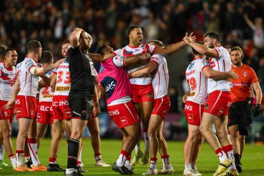 St. Helens takımından Moses Mbye, Betfred Süper Lig 21. Raundu 'nu kazanmak için attığı golü 8 Ağustos 2024' te St Helens-Salford Red Devils maçında kutluyor.