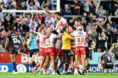 St Helens, St. Helens 'den Moses Mbye' i Betfred Süper Lig 21. Turu 'nda 17-16 St Helens' e karşı Salford Red Devils 'in 8 Ağustos 2024' te St.Helens Stadyumu 'nda oynadığı karşılaşmada golü atarak kutluyor.