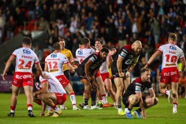 St. Helens takımından Moses Mbye, Betfred Süper Lig 21. Raundu 'nu kazanmak için attığı golü 8 Ağustos 2024' te St Helens-Salford Red Devils maçında kutluyor.