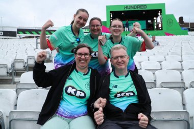 Taraftarlar, The Hundred maçından önce Oval Invincibles Women vs Southern Brave Women 'ın 8 Ağustos 2024' te Kia Oval, Londra 'da oynadığı maçın keyfini çıkarıyorlar.