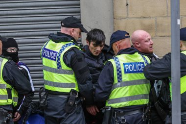 Protestocular, 8 Ağustos 2024 'te Barnsley, İngiltere' de düzenlenen ırkçılık karşıtı protesto sırasında polis tarafından gözaltına alındı.