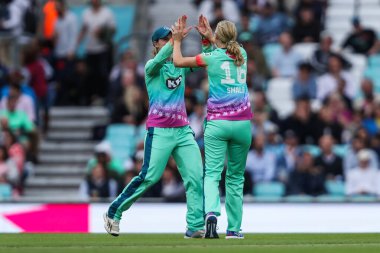 Oval Invincibles takımından Sophia Smale, 8 Ağustos 2024 'te Kia Oval, Londra, Birleşik Krallık' ta oynanan Yüz Yenilmez Kadınlar - Güney Cesur Kadınlar maçında Freya Kemp 'in görevden alınmasını takım arkadaşlarıyla kutluyor.