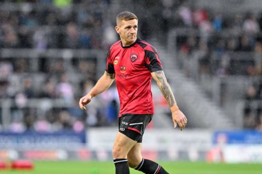 Salford Red Devils takımından Marc Sneyd, 28 Ağustos 2024 'te St Helens ile Salford Red Devils arasında oynanan Betfred Süper Lig karşılaşmasında ısınıyor.