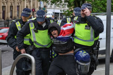 Protestocular, 8 Ağustos 2024 'te Barnsley, İngiltere' de düzenlenen ırkçılık karşıtı protesto sırasında polis tarafından gözaltına alındı.