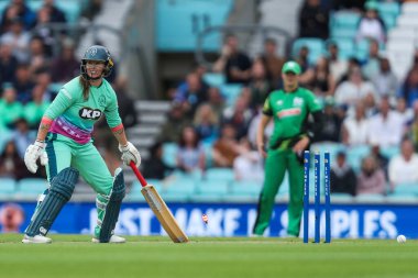 Oval Invincibles 'dan Lauren Winfield-Hill, 8 Ağustos 2024' te Kia Oval, Londra 'da oynanan Yüz Yenilmez Oval Kadınlar ve Güneyli Cesur Kadınlar maçına bakıyor.